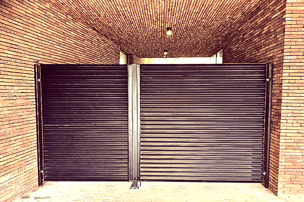 Stalen design poort met horizontale lamellen