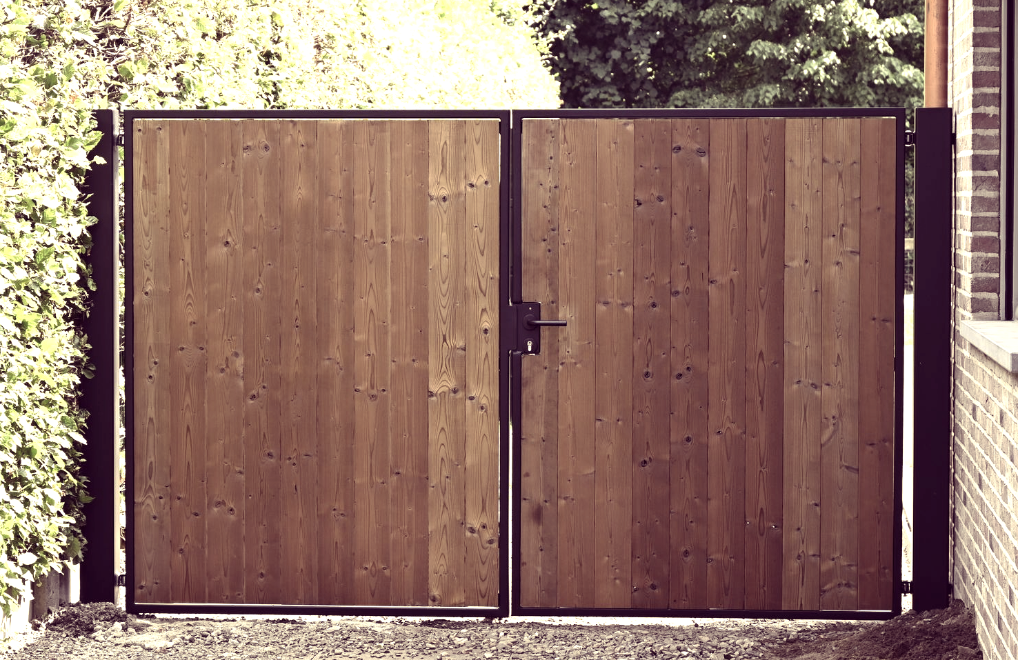 Metalen poort + thermowood