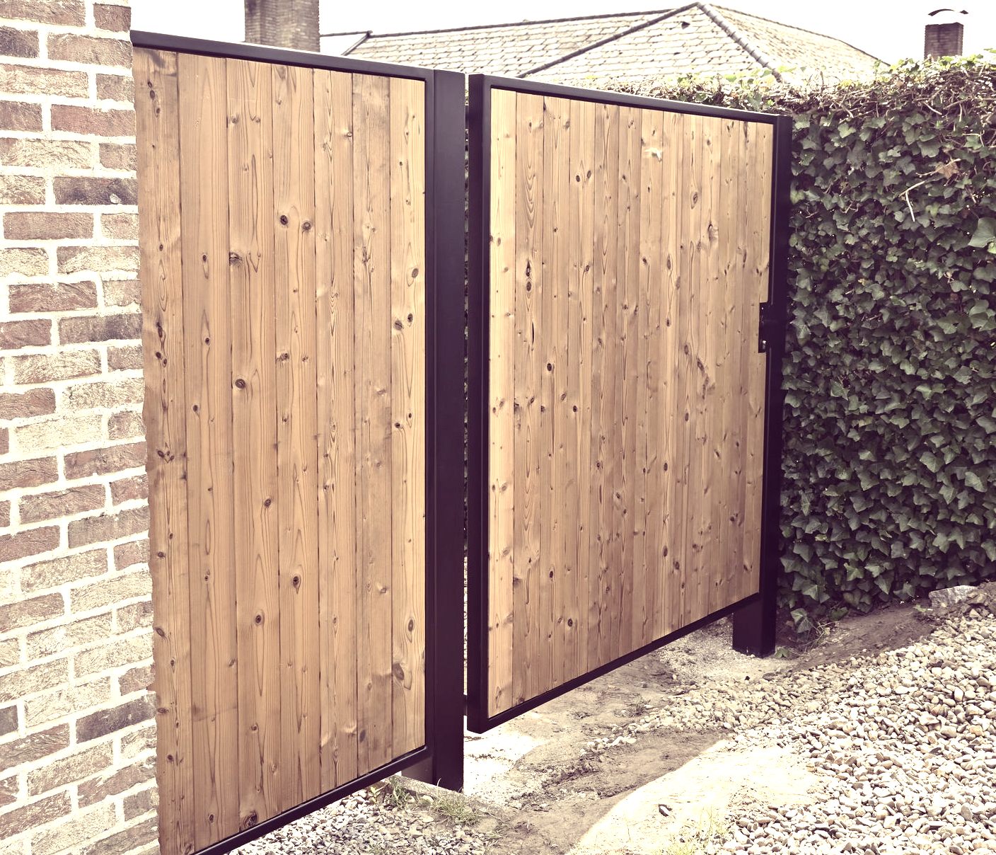 Metalen poort + thermowood